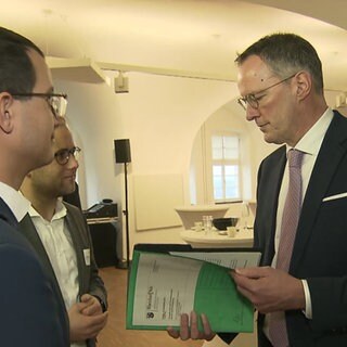 Männer im Gespräch