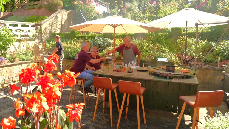 Männerkochgruppe beim Grillen