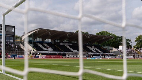 Die Haupttribüne des Donaustadions in Ulm. Dort sollen auch in Zukunft Fußballspiele und Leichtathletikveranstaltungen stattfinden.