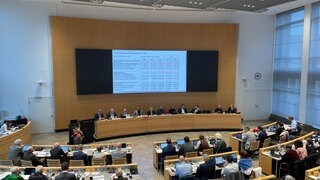 Im Gemeinderat Stuttgart wird heute über den Doppelhaushalt 202627 abgestimmt. 