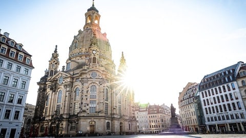 Außenansicht der Dresdener Frauenkirche bei strahlend blauem Himmel