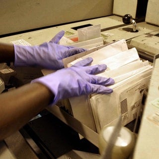 Eine Mitarbeiterin der Post sortiert Briefe am 17. Oktober 2001 in New York.