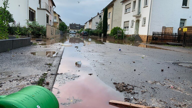 Ein Tag nach dem Hochwasser beginnen im Trierer Stadtteil Ehrang die Aufräumarbeiten.