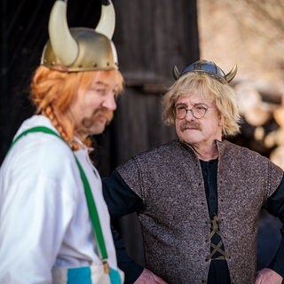 Niki (Nikolaus König) und Toni (Roland Frey) als Asterix und Obelix verkleidet im Sägewerk