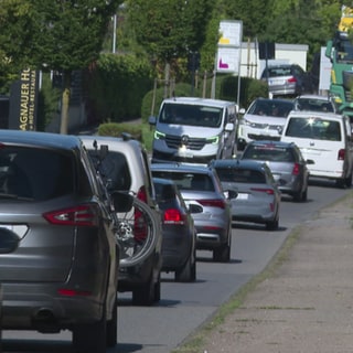 Autos verursachen einen Dauerstau in Hagnau am Bodensee