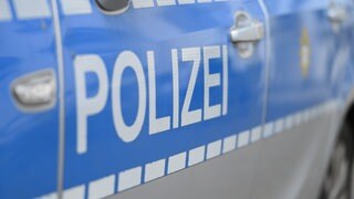 Symbolbild: Ein Polizeiauto von der Seite. In Zwiefalten ist eine Motorradfahrerin ums Leben gekommen.