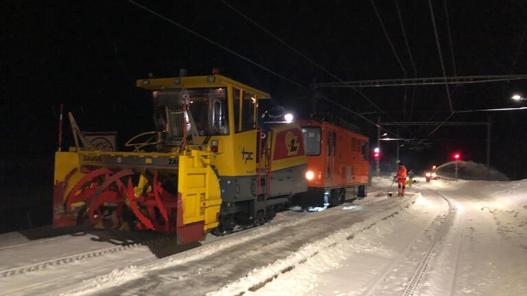 Morgendliche Schneeräumung zwischen Villars und Col de Bretaye. Auch bei geringem Schneefall rückt der Räumtrupp aus und beseitigt Schnee an Gleis und Bahnsteig.