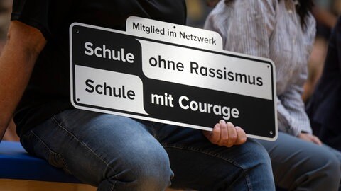 So kann der Kampf gegen Rechtsextremismus an Schulen aussehen: So kann der Kampf gegen Rechtsextremismus an Schulen aussehen: Mitmachen bei der Aktion "Schule ohne Rassismus - Schule mit Courage".