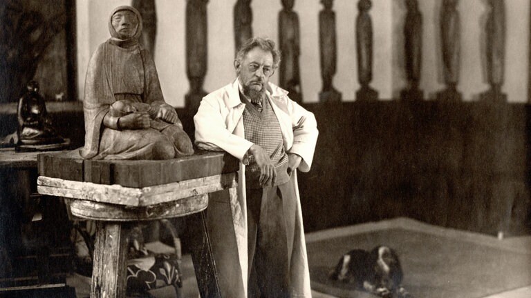 Ernst Barlach an seiner Holzskulptur Mutter und Kind, Güstrow 1935