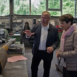 Sonja Faber-Schrecklein besucht eine Schmiede in Pfinztal. Hier werden Klöppen hergestellt.