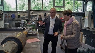 Sonja Faber-Schrecklein besucht eine Schmiede in Pfinztal. Hier werden Klöppen hergestellt.