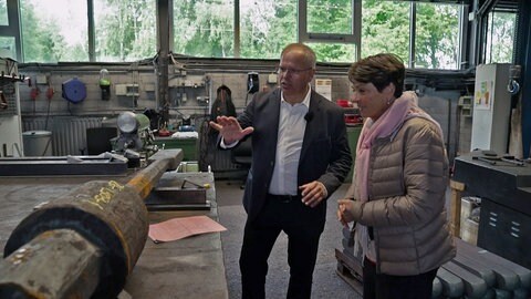 Sonja Faber-Schrecklein besucht eine Schmiede in Pfinztal. Hier werden Klöppen hergestellt.