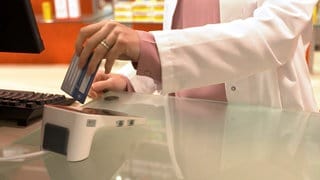 Besser vernetzt: Über die ePA erfahren Mediziner im Notfall schnell, welche Erkrankungen der Patient hat und welche Medikamente er bereits nimmt. Die Daten werden auf der Gesundheitskarte des Versicherten gespeichert.