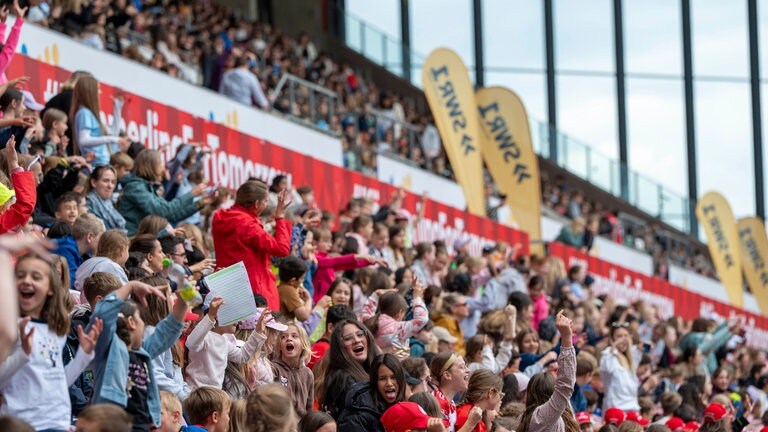 Stadion mit Kindern in Mainz