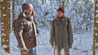 Andreas und Karl im tief verschneiten Wald