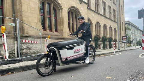 Ein Fahrradkurier vom LaborKoblenz unterwegs auf der Fahrradstraße in Koblenz
