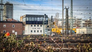 Wegen des Einbaus eines neuen Stellwerk am Ulmer Hauptbahnhof ist der Fernverkehr für eine Woche gesperrt. Der Regionalverkehr läuft eingeschränkt. 