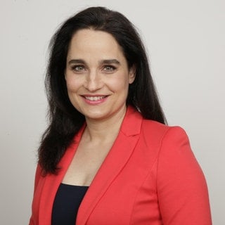 Dr. med. Yael Adler, Fachärztin für Dermatologie, Venerologie, Phlebologie und Ernährungsmedizin (DGEM)