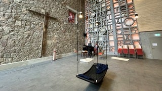 Im Altarraum der Thomaskirche hängt jetzt eine Schaukel