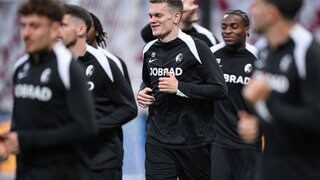 Training SC Freiburg im Besiktas - Park Stadion, das Team beim Aufwaermen; Matthias Ginter (Mitte).