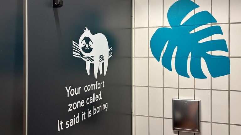 In einer Klokabine klebt ein Sticker eines Faultiers. Schüler des Carlo-Schmid-Gymnasiums in Tübingen übernehmen die Gestaltung ihrer Schultioletten selbst.