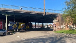 Brücke in Karlsruhe-Durlach - hier stürzte im Februar 2025 ein 15-Jähriger herunter