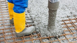 Bauarbeiter betonieren das Fundament von einem neuen Gebäude (Symbolbild).