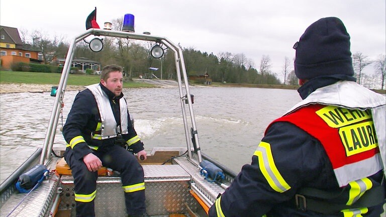 Zwei Männer von der Wasserrettung