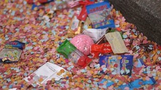 Süßigkeiten, Kamelle, Popcorn und manchmal auch Kreppel und Handkäs - das ist das Wurfmaterial der Fastnachtsvereine bei den Umzügen in RLP