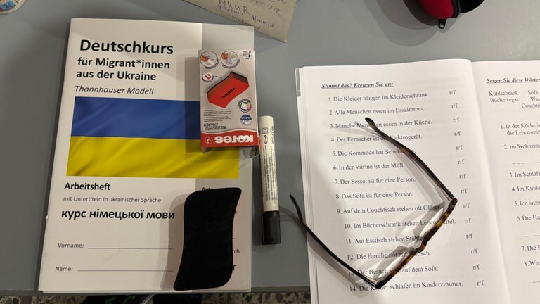 Deutschunterlagen auf einem Tisch 