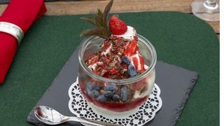 Hof-Eis mit Schoko-Granola und Erdbeer-Soße in einer Schale
