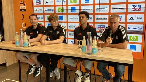 Bei der Pressekonferenz im Orange Campus haben die Verantwortlichen das neue Team vorgestellt: Trainer Ty Harrelson, Pressesprecher Nicolas Reil, Spieler Michael Rataj, Manager Thomas Stoll.