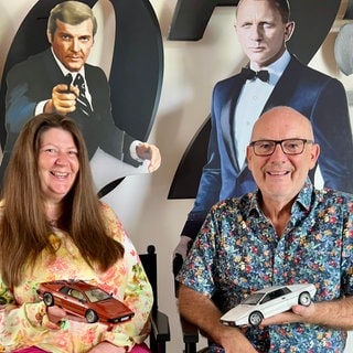 Andrea und Hansi Zweigle mit Fanartikeln von Bondfilmen.