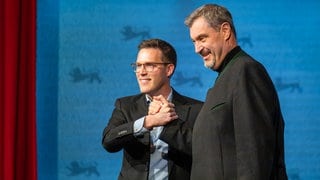 Manuel Hagel (CDU, links) und Markus Söder (CSU) reichen sich die Hand auf einer Bühne in Nagold (Kreis Calw). Die CDU Baden-Württemberg hat den Wahlkampf zur Landtagswahl 2026 begonnen. (Archivbild)