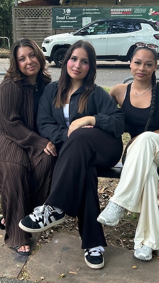 Ilayda Emre (20), Miray Mamaci (19) und Luisa Celina Senda (20) (vlnr.) machen in Heilbronn eine Ausbildung zur Arzthelferin. In ihrer Schul-Pause haben sie beim Food Court mit Erster Hilfe einem 54-jährigen Mann das Leben gerettet. Und auch genau auf dieser Bank saß der Mann, als er den Herzinfarkt hatte.