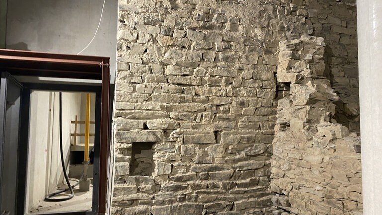Blick auf die römische Stadtmauer unter dem historischen Gebäudeensemble auf dem Florinsmarkt in der Koblenzer Altstadt.