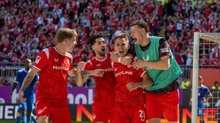 Der 1. FC Kaiserslautern bejubelt den Treffer von Mario Sauer gegen Darmstadt 98