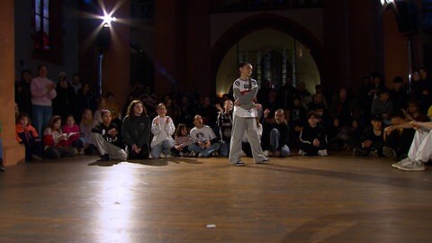Aurelia de Maio aus Mannheim tanzt Hip-Hop auf einer Bühne