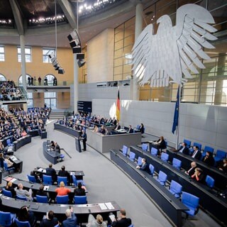 Deutscher Bundestag – Blick ins Plenum waehrend einer Generaldebatte | Diese Kandidaten aus der Region Calw bis Rastatt ziehen in den neuen Bundestag ein 
