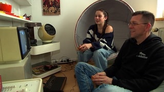 Tobias Kinsler sammelt alte Spielekonsolen und Videospiele. Gemeinsam mit seiner Tochter zockt er Retro-Spiele.