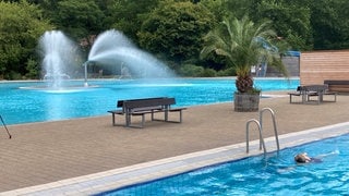 Kaum Badegäste in den Schwimmbecken des Freiburger strandbades, aber trotzdem Rekordzahl im Vergleich mit Juli 2024 registriert.