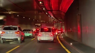 Autos im neuen Lärmschutztunnel der A8 bei Pforzheim.