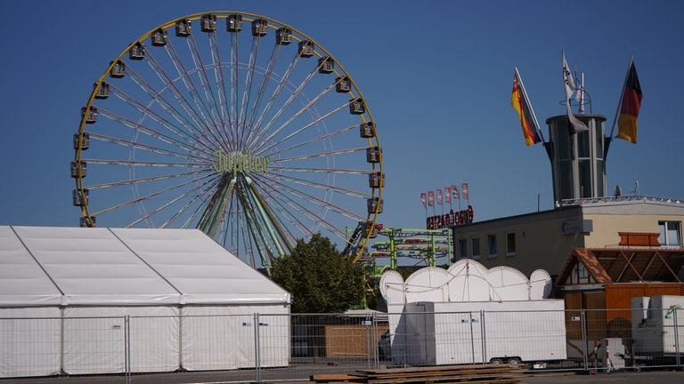 Die Aufbauarbeiten für den Dürkheimer Wurstmarkt laufen schon.