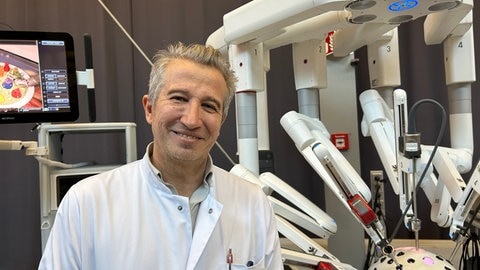 Im Städtischen Klinikum Karlsruhe dürfen Besucherinnen und Besucher einen OP-Roboter ausprobieren.