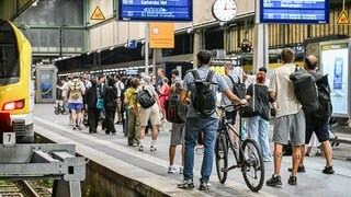 Fahrgäste warten  auf einem Bahnsteig im Stuttgarter Bahnhof. Eine Funkstörung hat am Abend den Zugverkehr in ganz Deutschland zum Erliegen gebracht.