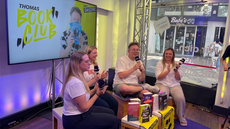 Thomas Bookclub mit Thomas Sachsenmaier und Gästinnen: Viel-Leserin Samira Kohl, Bookstagramerin Rebecca Zimmermann und Autorin Lisa Valisa.