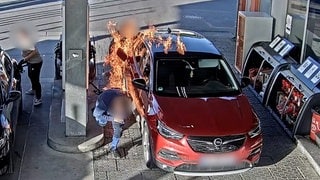 Ein brennendes Auto an einer Tankstelle in Ehingen. Der Fahrer soll mit einem Feuerzeug den Brand verursacht haben. 