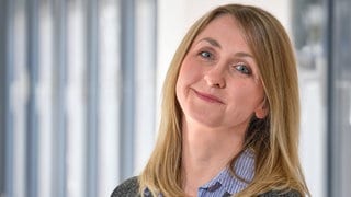Katharina Kregel ist Reporterin für Hörfunk, Online und Fernsehen beim SWR im Studio Tübingen.
