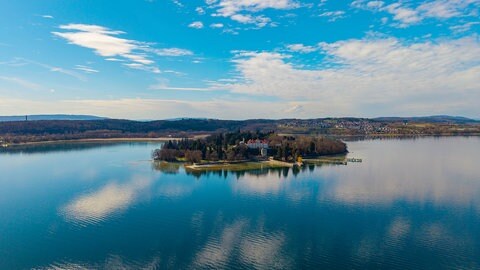 Die Blumeninsel Mainau aus der Luft gesehen. Sie erhält eine neue Geschäftsführung nach dem Rückzug von Bettina Gräfin Bernadotte.