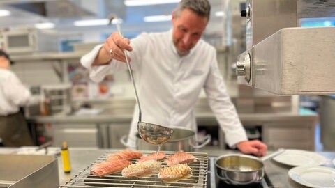 Küchenchef Cédric Schwitzer kocht in seinem Restaurant auf Sterne-Niveau.